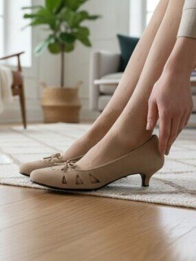 NEWPORT NEWS Tan Square Top Cut Out Kitten Heel Suede Pump Ladies Size 8